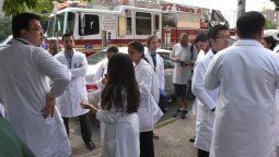 Un médico ingresó disparando al hospital donde trabajó y mató a dos personas