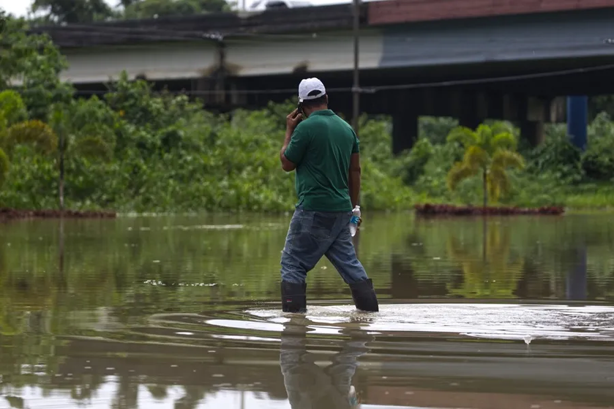 Un hombre camina a través de una carretera inundada tras el paso del huracán Ernesto, el pasado miércoles en Dorado en Puerto Rico. Crédito: EFE/ Thais Llorca Un hombre camina a través de una carretera inundada tras el paso del huracán Ernesto, el pasado miércoles en Dorado en Puerto Rico. Crédito: EFE/ Thais Llorca