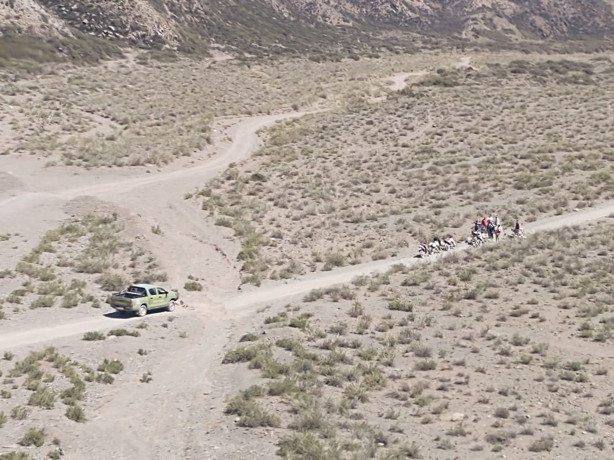 La Patrulla de Rescate y el Cuerpo de Aviación Policial socorrieron al motociclista que cayó a un pozo en la zona de alta montaña en Las Heras. La Patrulla de Rescate y el Cuerpo de Aviación Policial socorrieron al motociclista que cayó a un pozo en la zona de alta montaña en Las Heras.