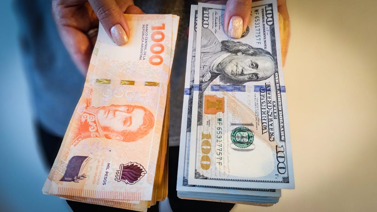 Cada vez menos pesos por dólar se necesitan en el mercado de cambios, como lo proyectan el Gobierno y el Banco Central Cada vez menos pesos por dólar se necesitan en el mercado de cambios, como lo proyectan el Gobierno y el Banco Central