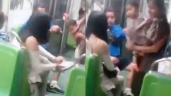 Le regaló sus zapatillas a una joven que viajaba en tren descalza con su bebé