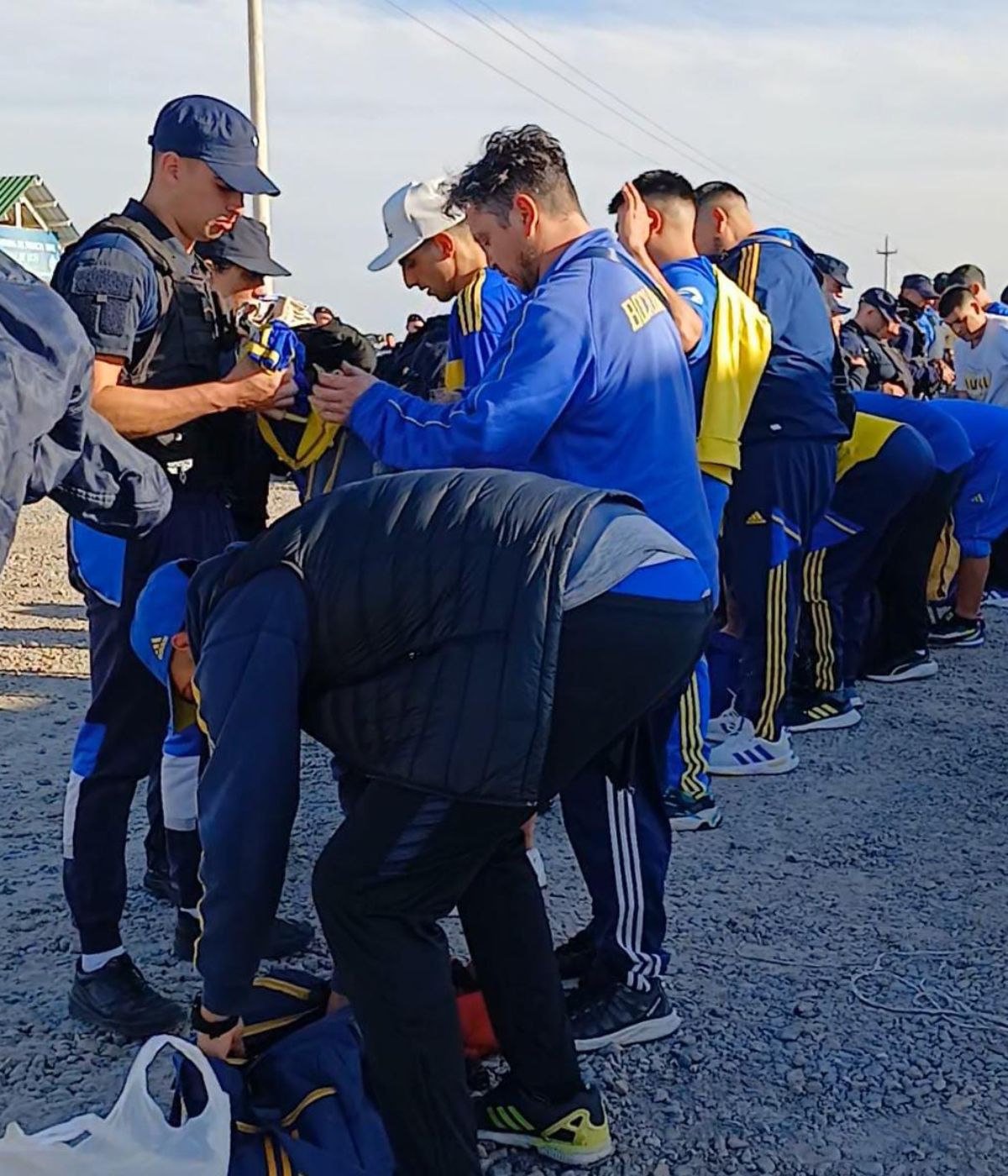 Controles policiales a los hinchas que llegaron a Mendoza para ver jugar a Boca Juniors y Talleres de Córdoba. Controles policiales a los hinchas que llegaron a Mendoza para ver jugar a Boca Juniors y Talleres de Córdoba.