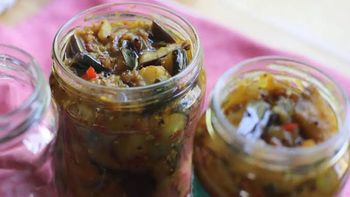 Receta de berenjena en escabeche bien casera: fácil paso a paso y dura muchos días en la heladera Receta de berenjena en escabeche bien casera: fácil paso a paso y dura muchos días en la heladera