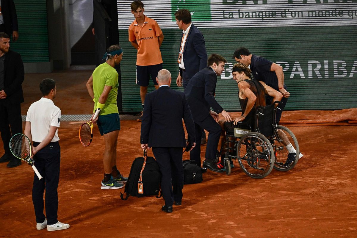 Alexander Zverev tuvo que salir en silla de ruedas de la semifinal de Roland Garros ante Rafael Nadal