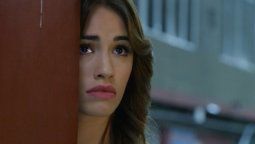 Lali cantó el himno mientras se producían incidentes en el Congreso