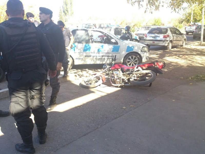 Abandonó una moto robada, huyó y lo pescaron cerca de una bodega