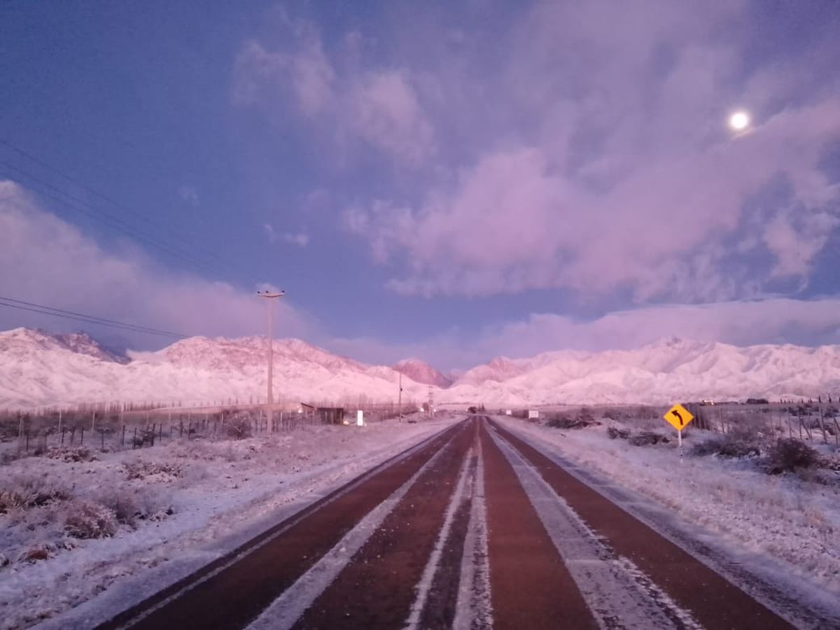La Ruta 94 que va hacia el Manzano se encontraba con hielo y acumulación de nieve en la calzada. La Ruta 94 que va hacia el Manzano se encontraba con hielo y acumulación de nieve en la calzada.
