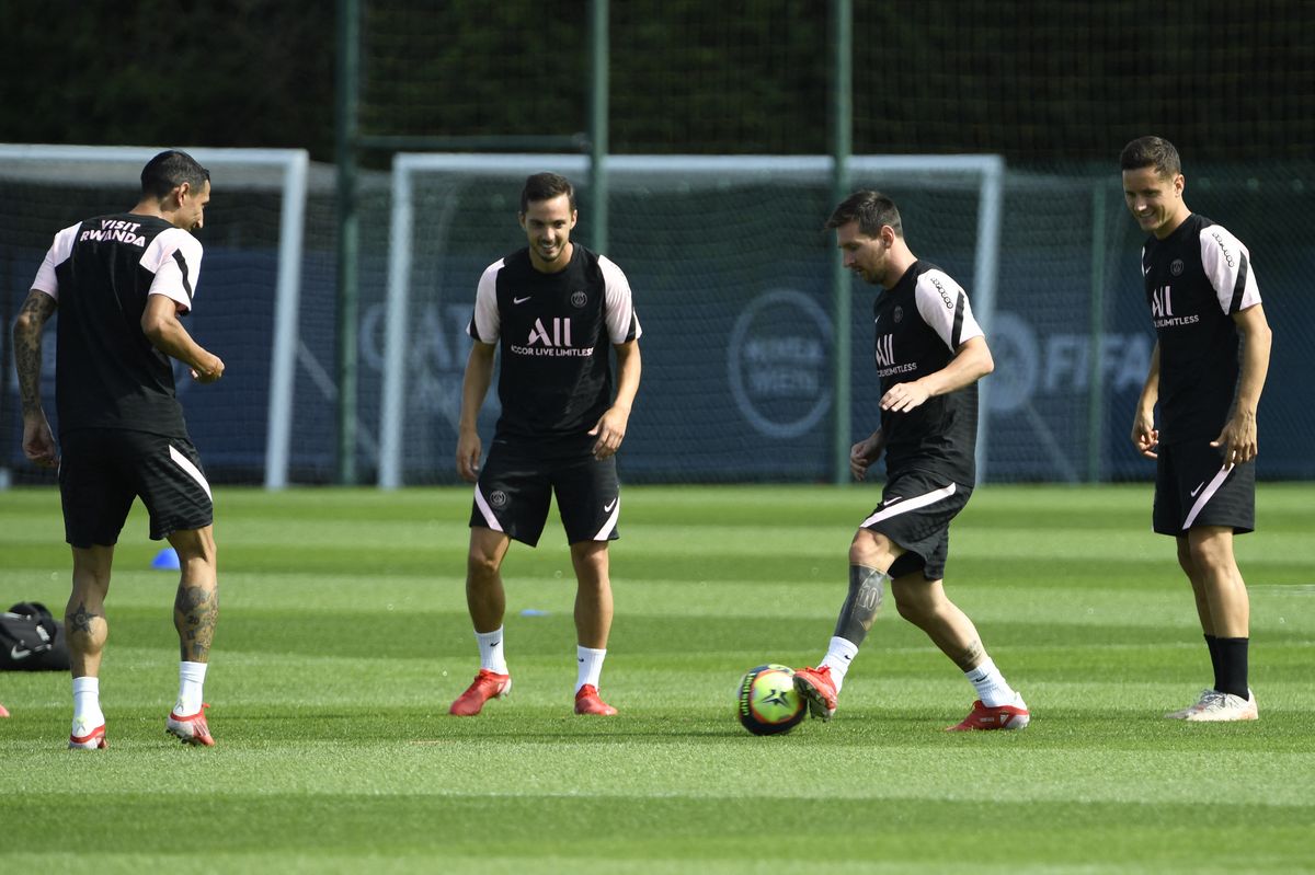 Los primeros toques de Lionel Messi en el PSG frente al p&uacute;blico.