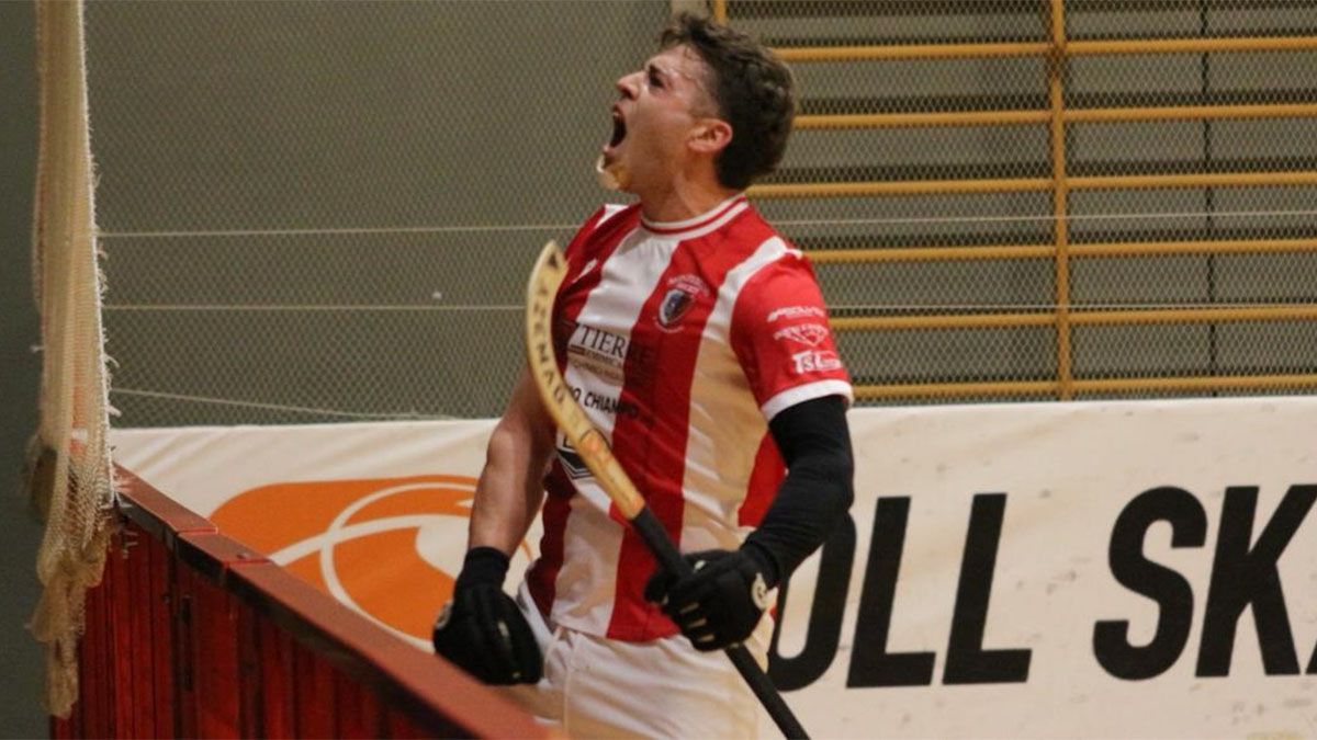 Renzo De la Reta grita un gol en el Montebello de Italia.