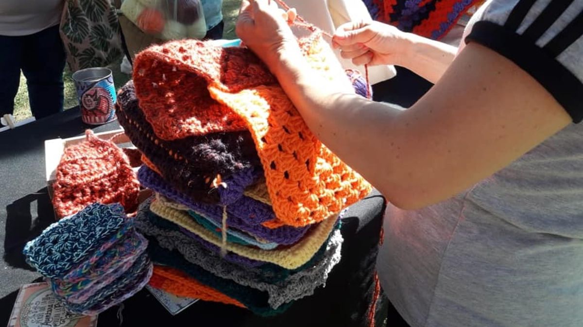 Los inicios de Urdimbre Solidaria, fueron con el armado de colchas con los cuadros de 20x20 cm que tejen sus voluntarias. Luego sumaron gorritos y cuellitos, y también trabajan con polar en la confección.
