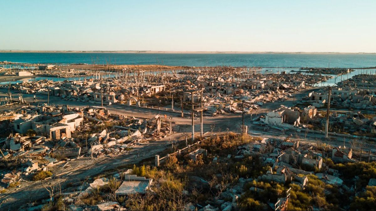 Villa Epecuén, el pueblo balneario que quedó bajo el agua por una inundación tras el desborde del Río Salado Villa Epecuén, el pueblo balneario que quedó bajo el agua por una inundación tras el desborde del Río Salado