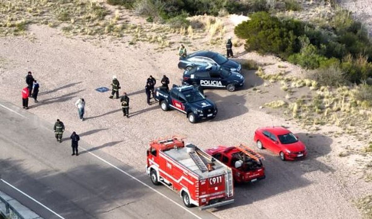 El vuelco del camión con gas propano en San Rafael provocó el corte de la Ruta Nacional 144 en la tarde del jueves. Estiman que el corte podría extenderse hasta el mediodía de este viernes. 