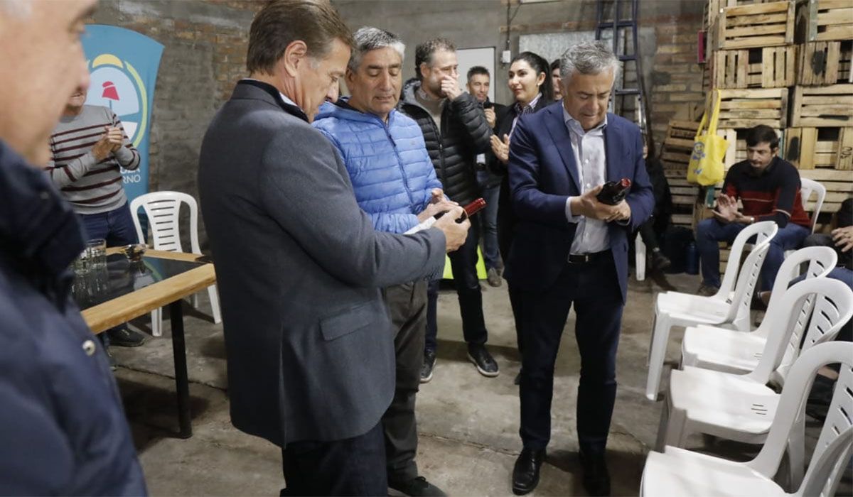 El gobernador Rodolfo Suarez y el precandidato Alfredo Cornejo se reunieron con productores del Sur de Mendoza.
