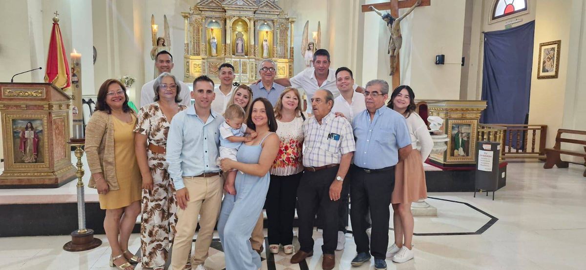 Griselda Heredia, mamá de Nahuel, a la derecha de su nuera y su nieto, en el bautismo de Víctor. Gentileza.