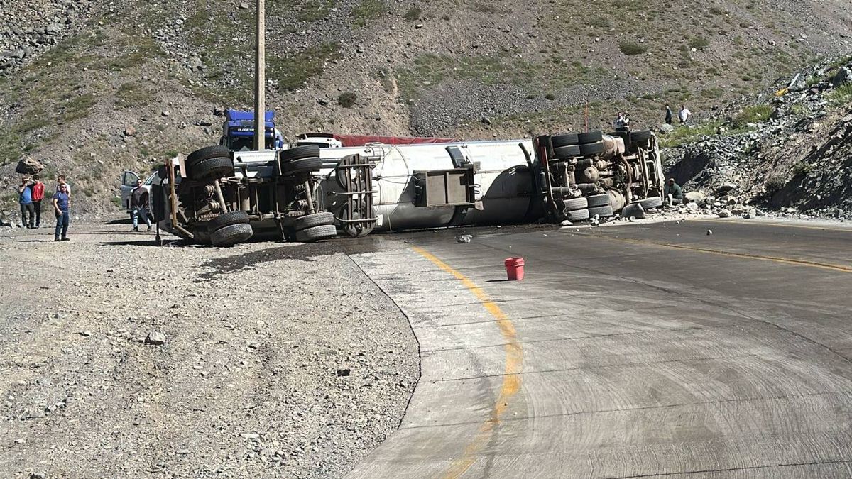 El tránsito en el paso a Chile quedó inhabilitado por el accidente en la zona de Los Caracoles.