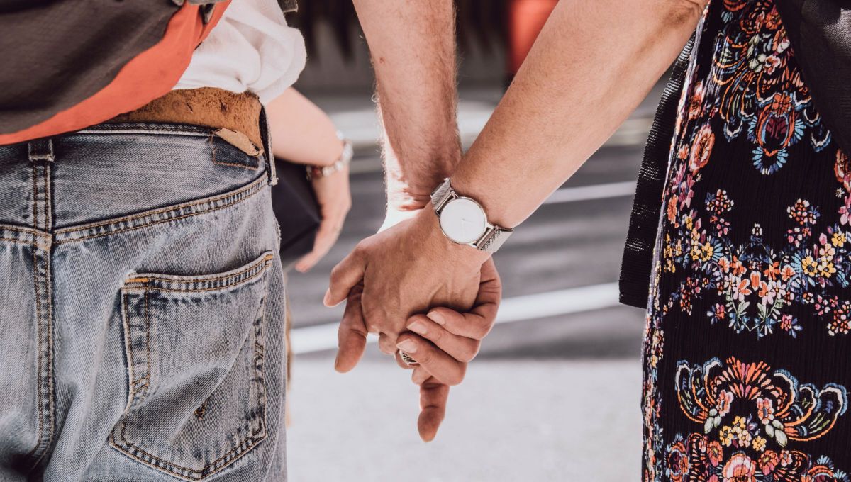 Qué significa que mi pareja no me de la mano en público