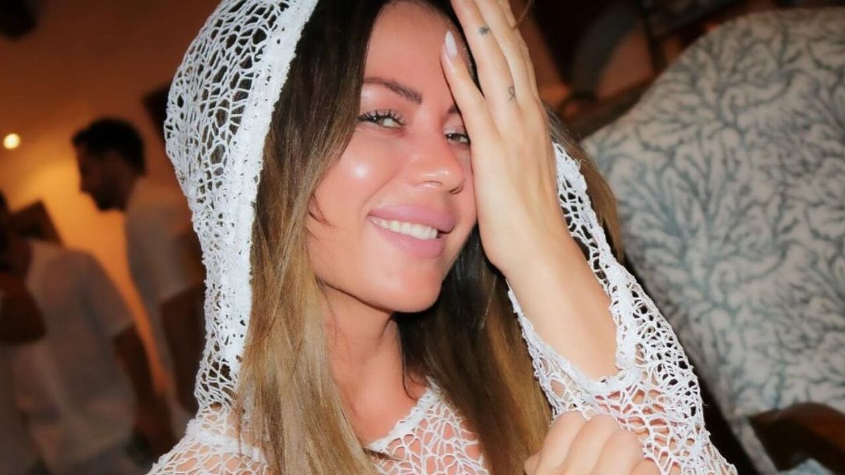A sus 43 años, Karina Jelinek es la reina de la mini ultra XS en clave taparrabos al ras