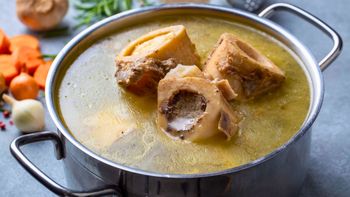 Caldo de huesos con 4 ingredientes: la receta casera para bajar de peso y fortalecer el sistema inmunitario Caldo de huesos con 4 ingredientes: la receta casera para bajar de peso y fortalecer el sistema inmunitario