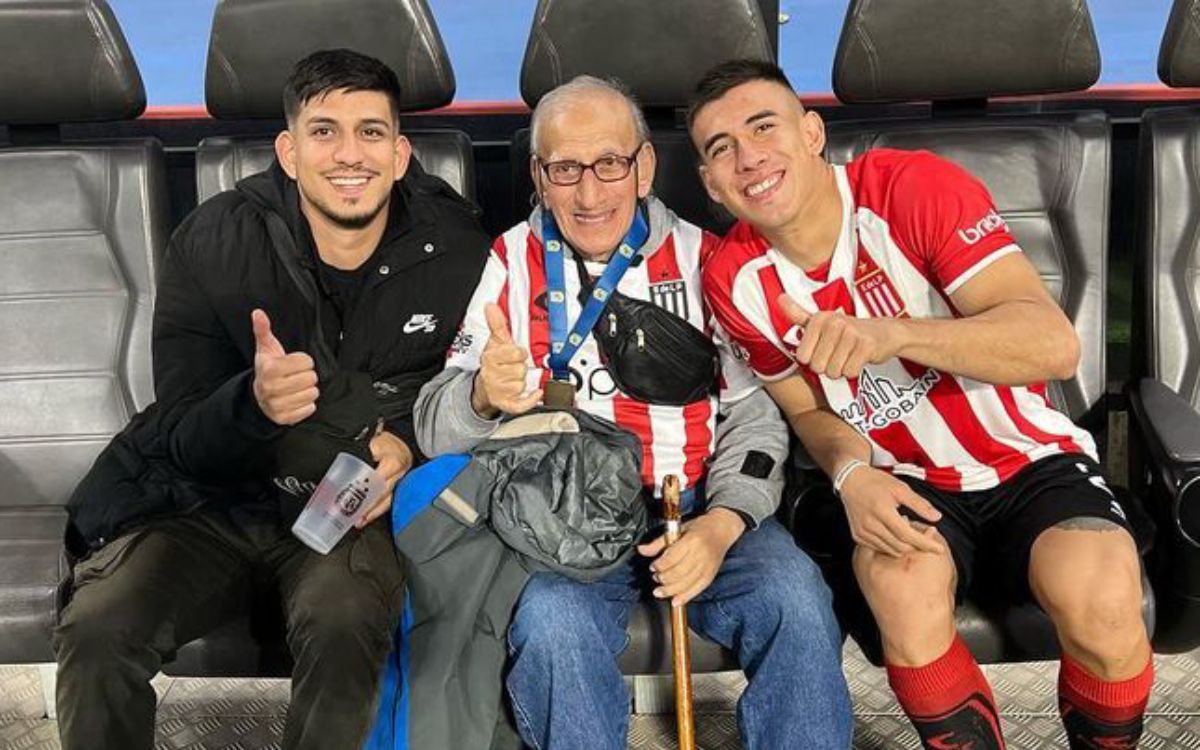 Zaid Romero con su abuelo Domingo y su hermano.