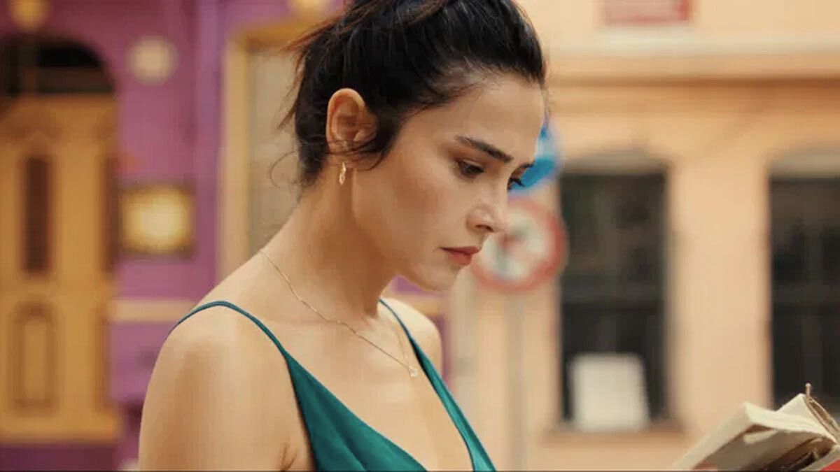 La actriz Funda Eryigit interpreta a Gökçe en la apasionada película de Netflix.
