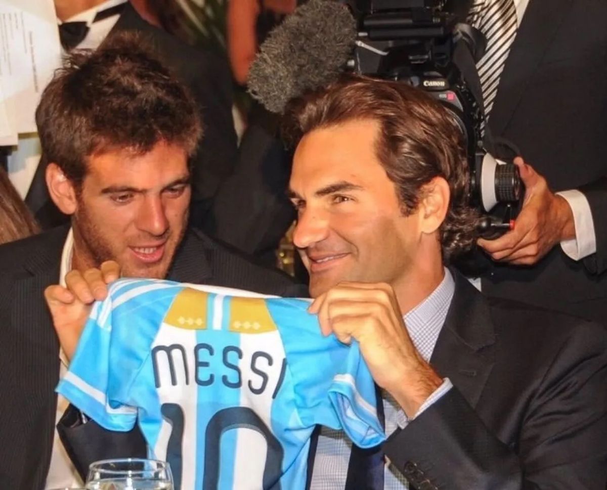 Roger Federer, Juan Mart&iacute;n Del Potro y una camiseta de Lionel Messi.&nbsp;