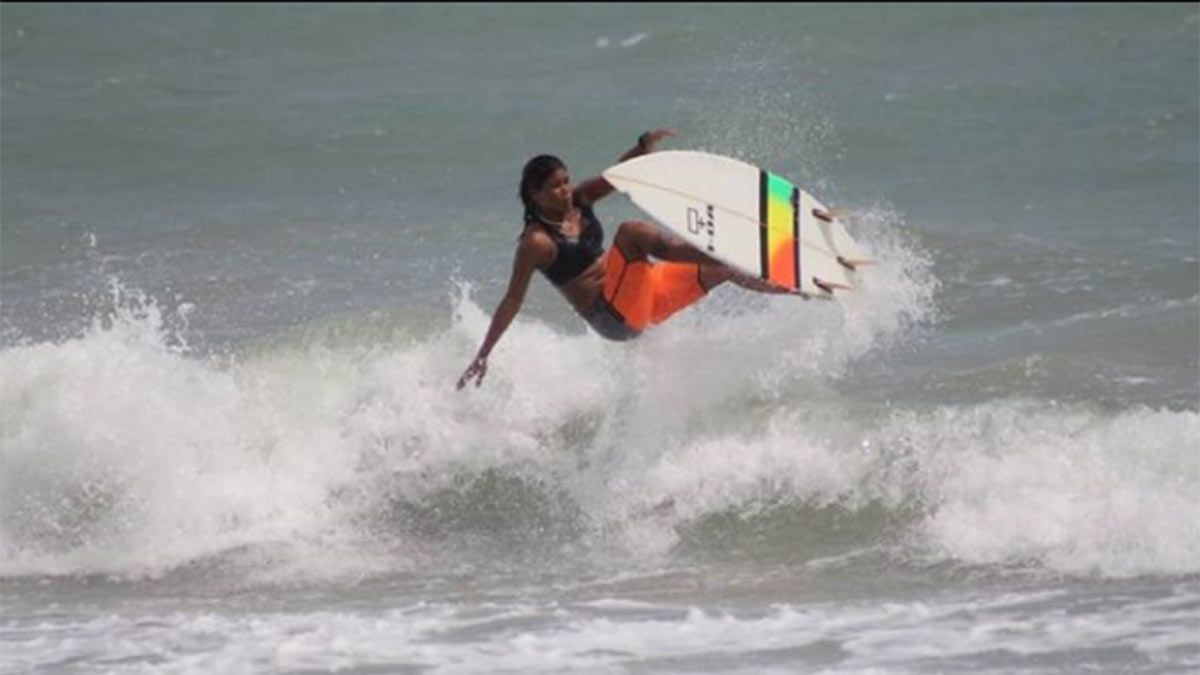 Luzimara Souza entrenaba surf y fue alcanzada por un rayo que le causó la muerte.