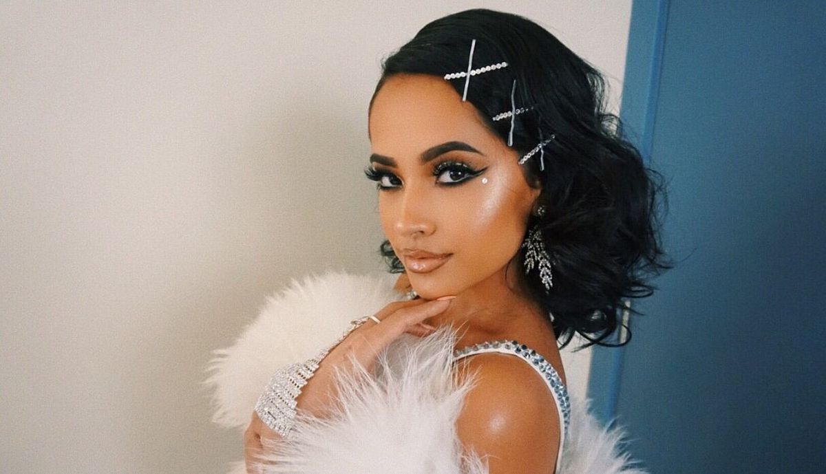 Becky G confirma que es la nueva reina del coquette: transparencias off-white, corpiñito, moños y más