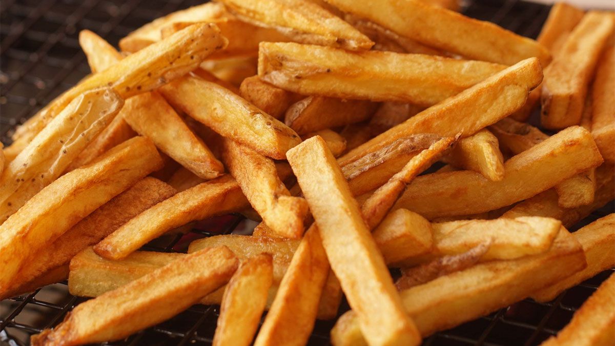 Con diferentes elementos caseros, puedes llevar la elaboración de tus papas fritas a otro nivel. Con diferentes elementos caseros, puedes llevar la elaboración de tus papas fritas a otro nivel. 