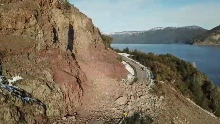 Imágenes del derrumbe de piedras en el camino a Villa La Angostura