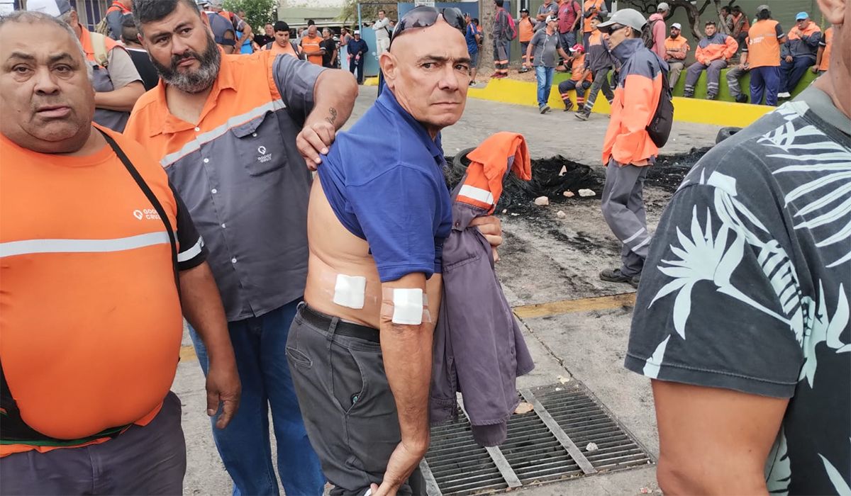 Empleados municipales mostraron sus heridas tras el enfrentamiento con la Policía.