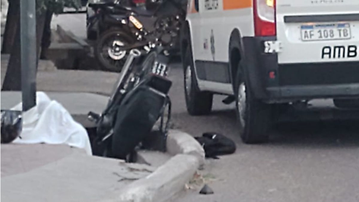 El accidente fatal registrado en San José, Guaymallén, se produjo cuando esta moto Yamaha Crypton impactó a otra moto que salía del semáforo y el conductor dio de lleno contra el poste de la luz y falleció en el acto.