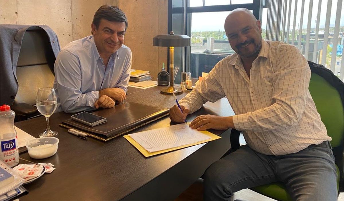 Omar De Marchi y Hugo Laricchia, el impulsor del Mendoexit, en la firma de La Unión Mendocina.