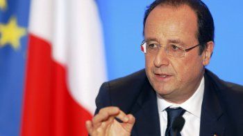 Hollande busca mantener la unidad en Francia tras el degollamiento de un cura