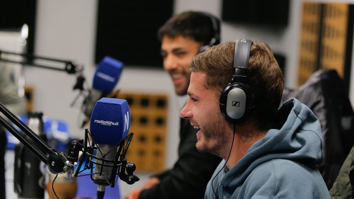 Juan ignacio Barbieri y Mauricio Cardillo en los estudios de Radio Nihuil. Foto: Nicol&aacute;s R&iacute;os/UNO.&nbsp;