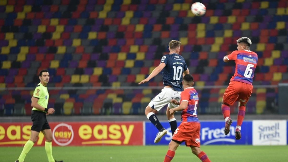 Daniel Imperiale gana en lo alto. La Lepra sumó 7 de los últimos 9 puntos..