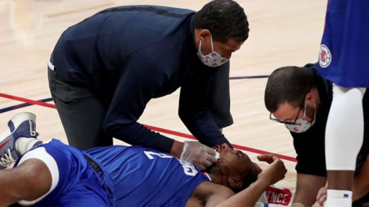 Recibió un gran codazo en un partido de la NBA y quedó nocaut