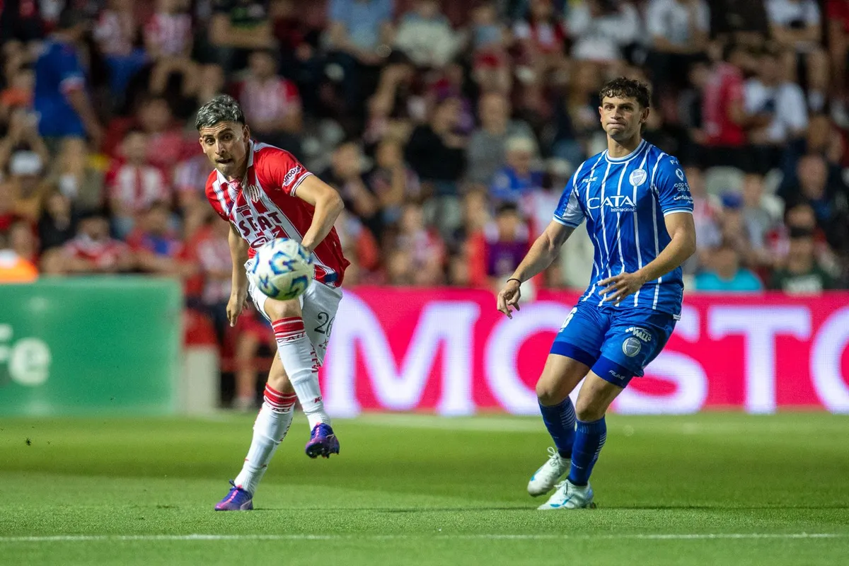 Godoy Cruz visita a Unión de Santa Fe por la 15ª fecha de la Liga Profesional de Fútbol en el estadio 15 de Abril.