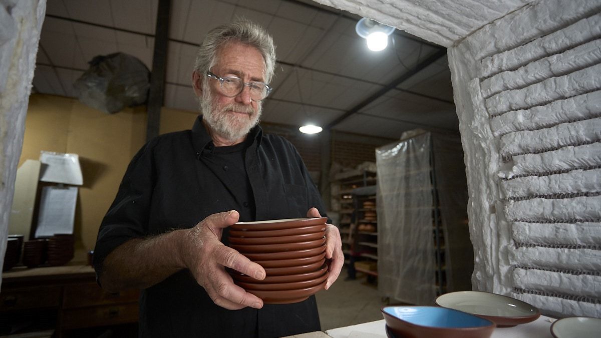 Matías Jannello, hijo de la francesa Colette Boccara que en 1956 creó Colbo, la empresa mendocina de vajilla de arcilla natural. Matías Jannello, hijo de la francesa Colette Boccara que en 1956 creó Colbo, la empresa mendocina de vajilla de arcilla natural.