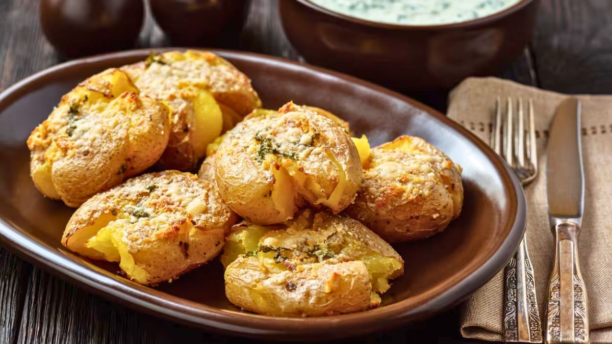 Cómo hacer Papas aplastadas crocantes: la receta que se cocina en el horno en 25 minutos