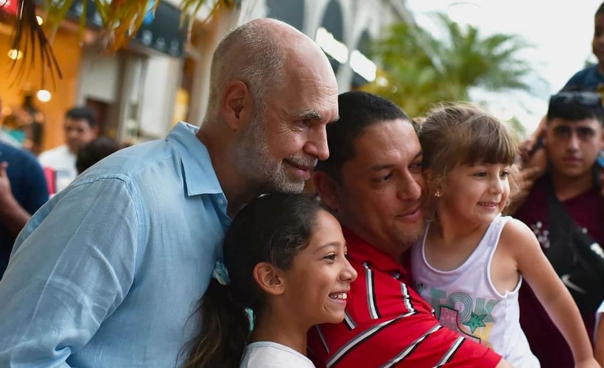 Horacio Rodríguez Larreta camina las calles de Buenos Aires y conversa con vecinos.