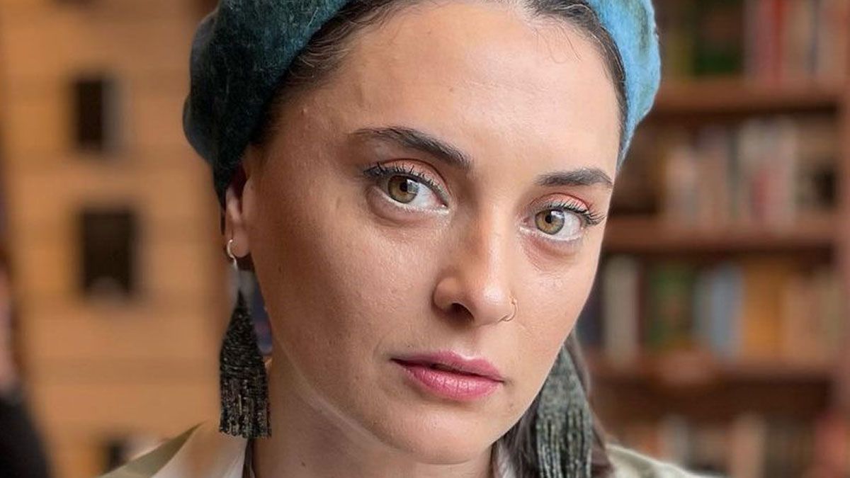 La actriz Aslihan Gürbüz interpreta a Zeynep en la serie de Netflix.