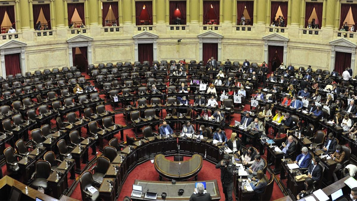 La falta de quórum de los diputados de Juntos por el Cambio quedó evidenciada en la foto de la sesión de este martes, en donde se ve sólo a los dos mendocinos rebeldes, Claudia Najul y Federico Zamarbide.