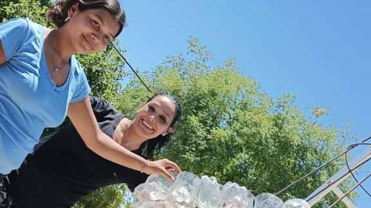 Sonrisas y alegría en torno a la escuela de Buen Orden. Sonrisas y alegría en torno a la escuela de Buen Orden.