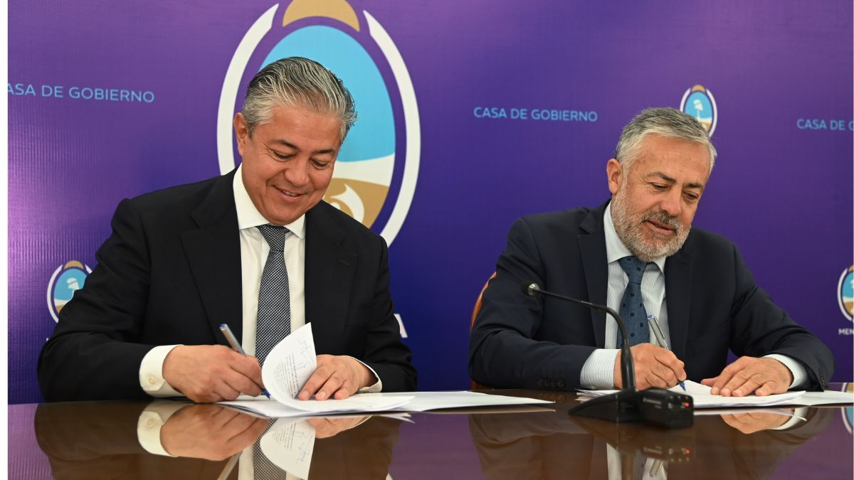 El gobernador de Neuquén, Rolando Figueroa, y Alfredo Cornejo durante la firma de los convenios para realizar políticas conjuntas en Salud.