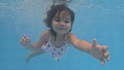 En Mendoza, los niños a partir de 6 meses y hasta 6 años pueden aprender una técnica para evitar ahogamientos en el agua. Foto: gentileza Natalia Valdeolmillos