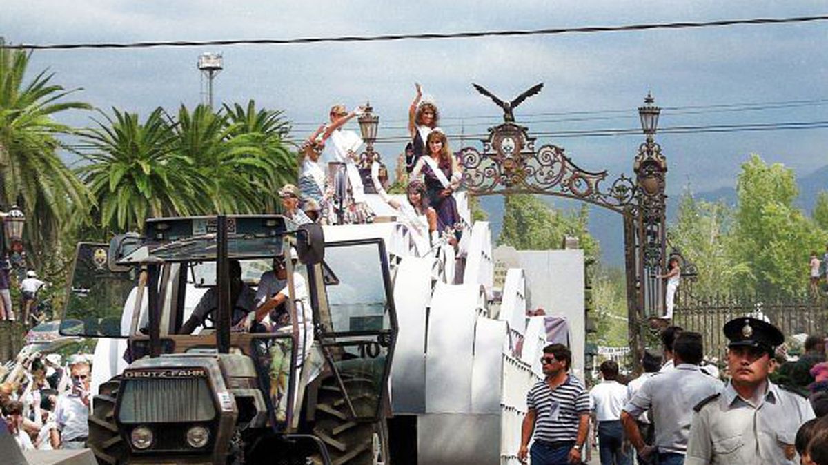 Carrusel de la Vendimia en los Portones del Parque San Martín.