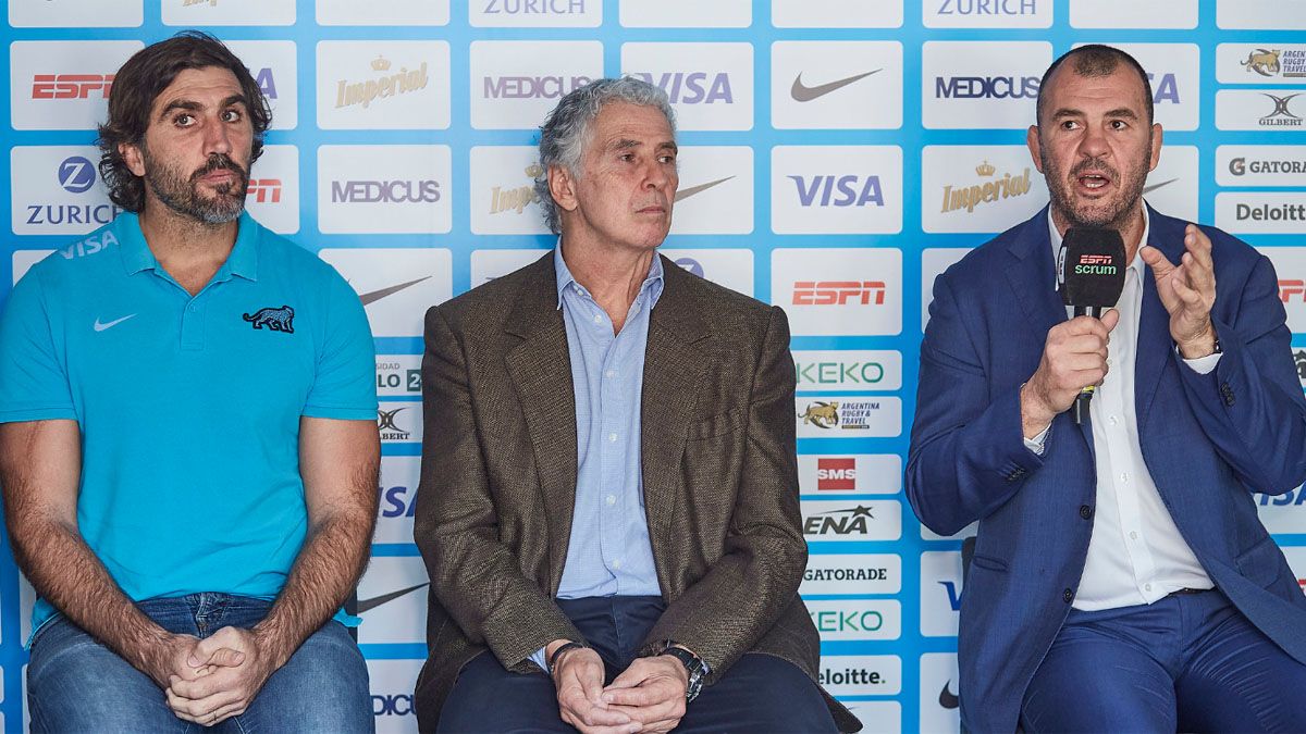 Michael Cheika, head coach de Los Pumas, junto a Gabriel Travaglini, presidente de la UAR, y Juan Fernández Lobbe, uno de sus colaboradores