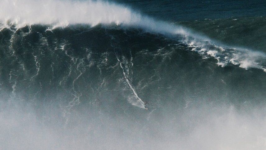 Espectacular: un brasileño surfeo la ola más grande de la historia