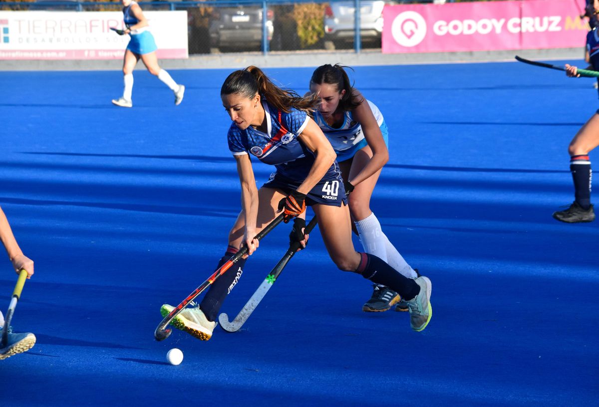 Regatas/Andino es uno de los tres punteros del hockey sobre césped local.