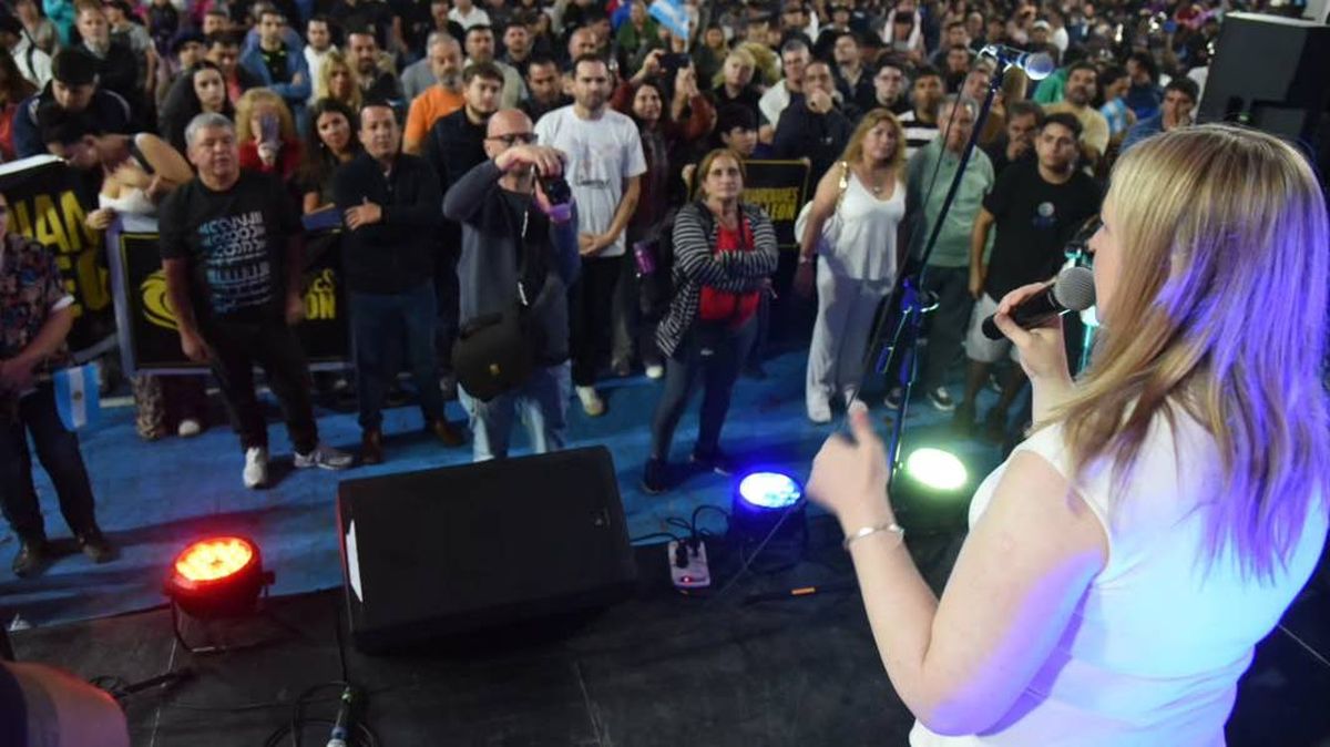 Hebe Casado junto a los Guardianes del León, libertarios que no comulgan con Facundo Correa Llano, presidente de La Libertad Avanza en Mendoza. Hebe Casado junto a los Guardianes del León, libertarios que no comulgan con Facundo Correa Llano, presidente de La Libertad Avanza en Mendoza.